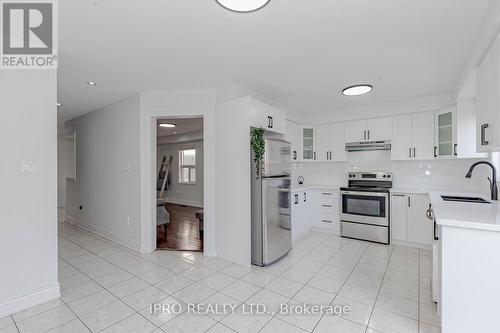 23 Hot Spring Road, Brampton, ON - Indoor Photo Showing Kitchen