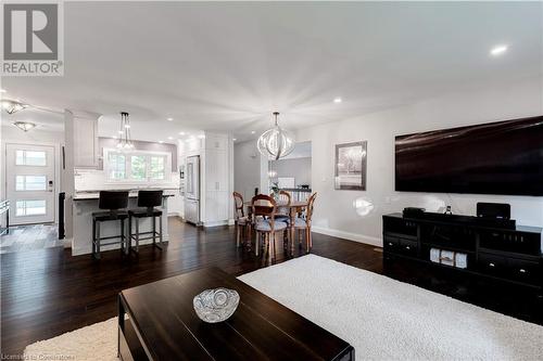 608 Lorne Street, Burlington, ON - Indoor Photo Showing Living Room