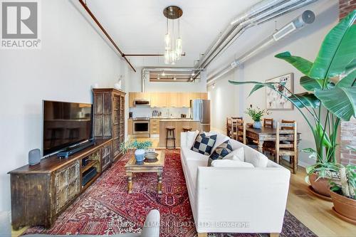 409 - 43 Hanna Avenue, Toronto, ON - Indoor Photo Showing Living Room