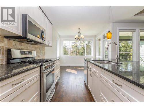 2990 20 Street Ne Unit# 25, Salmon Arm, BC - Indoor Photo Showing Kitchen With Double Sink With Upgraded Kitchen