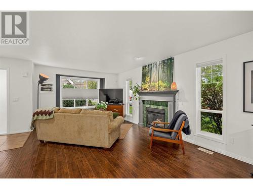 665 Cook Road Unit# 391, Kelowna, BC - Indoor Photo Showing Living Room With Fireplace