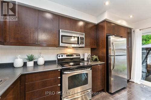 23 Manhattan Circle, Cambridge, ON - Indoor Photo Showing Kitchen