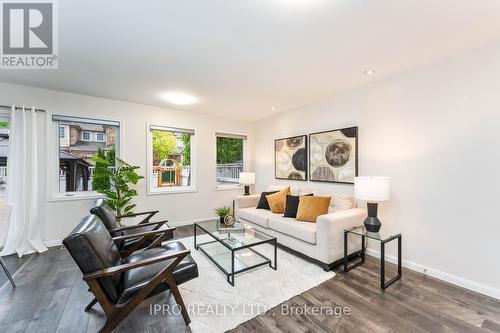 23 Manhattan Circle, Cambridge, ON - Indoor Photo Showing Living Room