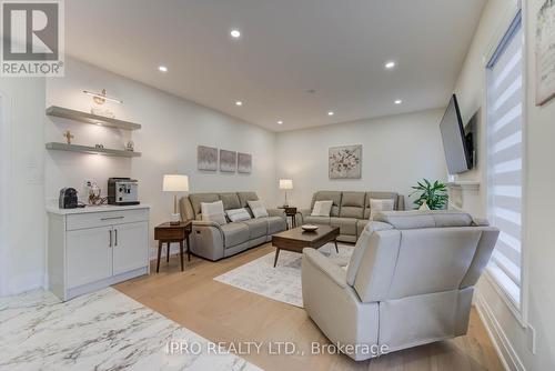 3688 Bloomington Crescent, Mississauga, ON - Indoor Photo Showing Living Room