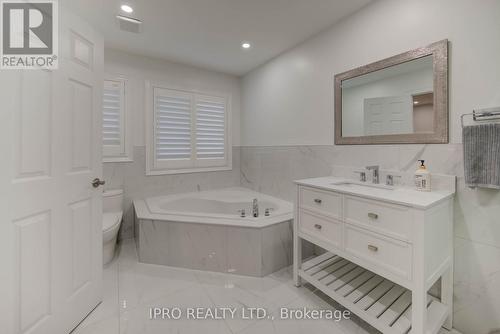 3688 Bloomington Crescent, Mississauga, ON - Indoor Photo Showing Bathroom