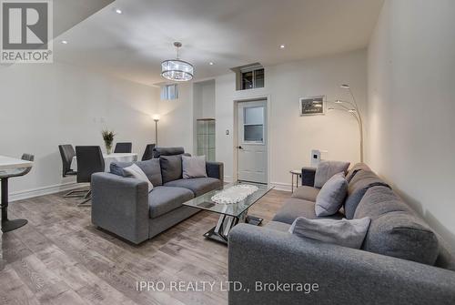 3688 Bloomington Crescent, Mississauga, ON - Indoor Photo Showing Living Room