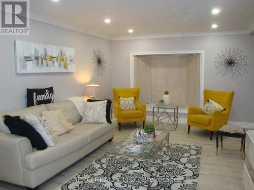 15 Bayshore Crescent, St. Catharines, ON - Indoor Photo Showing Living Room