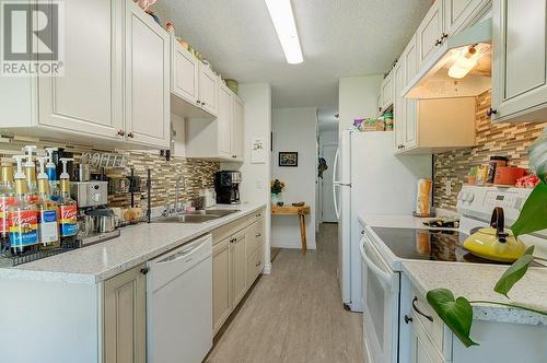 875 Badke Road Unit# 119, Kelowna, BC - Indoor Photo Showing Kitchen With Double Sink