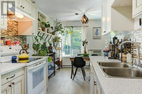 875 Badke Road Unit# 119, Kelowna, BC - Indoor Photo Showing Kitchen With Double Sink