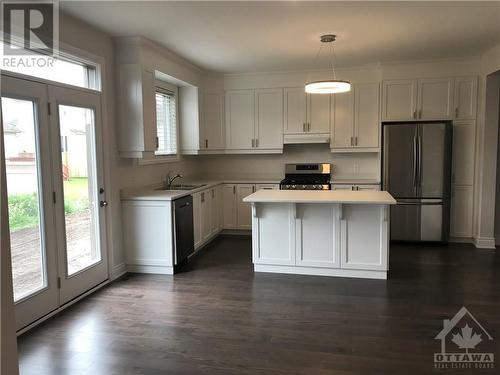 589 Parade Drive, Stittsville, ON - Indoor Photo Showing Kitchen