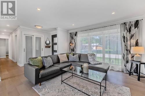 27 Shannon Road, East Gwillimbury, ON - Indoor Photo Showing Living Room