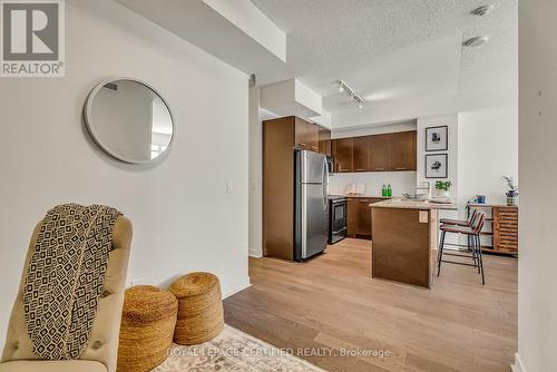 804 - 360 Square One Drive, Mississauga, ON - Indoor Photo Showing Kitchen