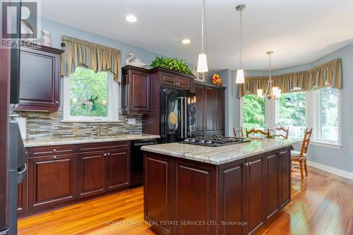 14 Holyrood Avenue, Oakville, ON - Indoor Photo Showing Kitchen With Upgraded Kitchen