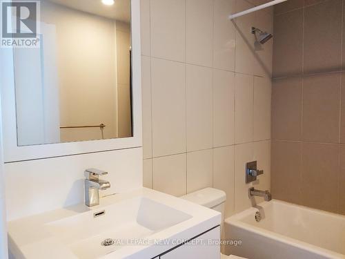 4120 - 5 Sheppard Avenue E, Toronto, ON - Indoor Photo Showing Bathroom