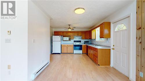 193 Meadow Lark Place, Ice Lake, ON - Indoor Photo Showing Kitchen