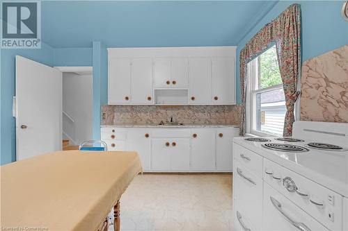 955 Lawrence Road, Hamilton, ON - Indoor Photo Showing Kitchen