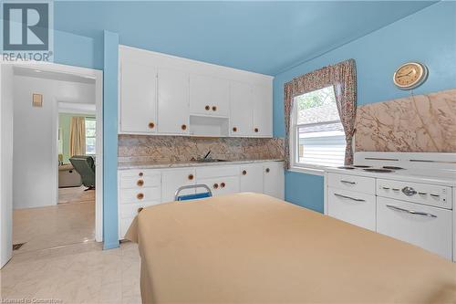 955 Lawrence Road, Hamilton, ON - Indoor Photo Showing Kitchen