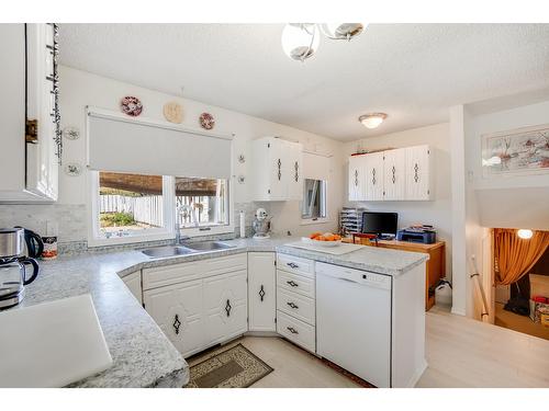 2600 6Th Avenue, Castlegar, BC - Indoor Photo Showing Kitchen With Double Sink