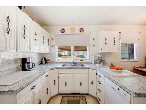 2600 6Th Avenue, Castlegar, BC - Indoor Photo Showing Kitchen With Double Sink