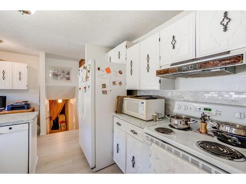 2600 6Th Avenue, Castlegar, BC - Indoor Photo Showing Kitchen