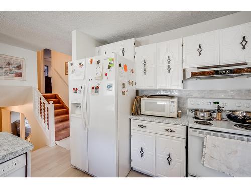 2600 6Th Avenue, Castlegar, BC - Indoor Photo Showing Kitchen