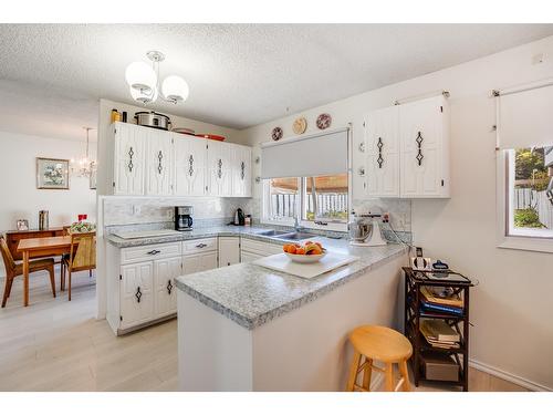 2600 6Th Avenue, Castlegar, BC - Indoor Photo Showing Kitchen With Double Sink