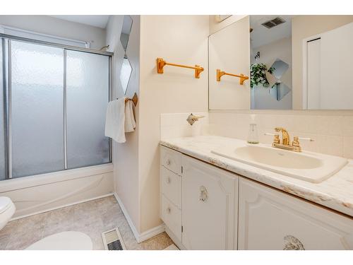 2600 6Th Avenue, Castlegar, BC - Indoor Photo Showing Bathroom