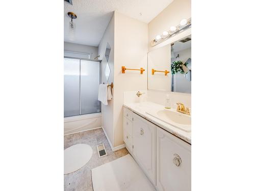 2600 6Th Avenue, Castlegar, BC - Indoor Photo Showing Bathroom