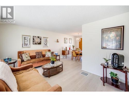 2600 6Th  Avenue, Castlegar, BC - Indoor Photo Showing Living Room