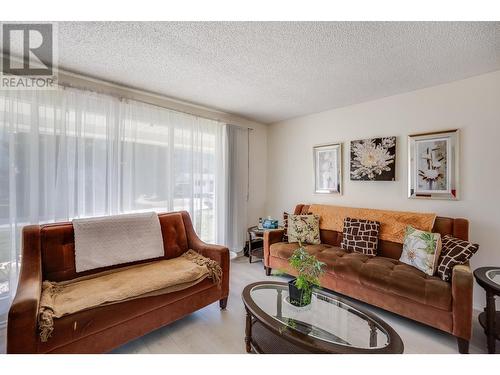 2600 6Th  Avenue, Castlegar, BC - Indoor Photo Showing Living Room