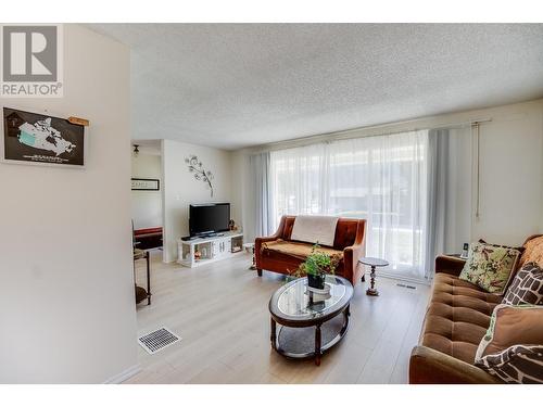 2600 6Th  Avenue, Castlegar, BC - Indoor Photo Showing Living Room