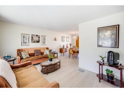 2600 6Th Avenue, Castlegar, BC - Indoor Photo Showing Living Room