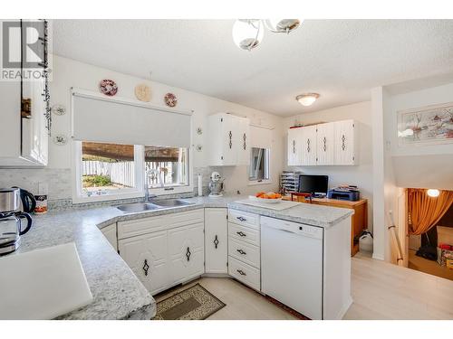 2600 6Th  Avenue, Castlegar, BC - Indoor Photo Showing Kitchen With Double Sink