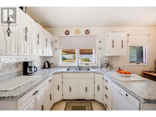 2600 6Th  Avenue, Castlegar, BC - Indoor Photo Showing Kitchen With Double Sink