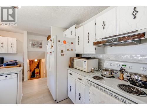 2600 6Th  Avenue, Castlegar, BC - Indoor Photo Showing Kitchen