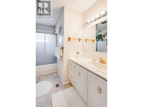 2600 6Th  Avenue, Castlegar, BC - Indoor Photo Showing Bathroom