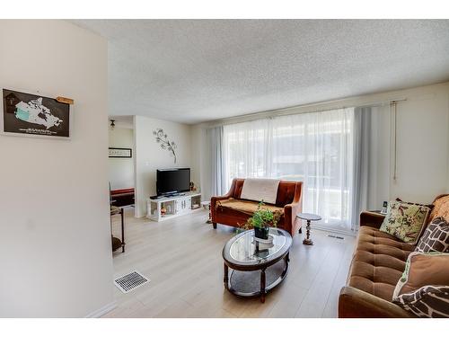 2600 6Th Avenue, Castlegar, BC - Indoor Photo Showing Living Room