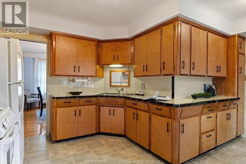 233 Thompson Boulevard, Windsor, ON - Indoor Photo Showing Kitchen