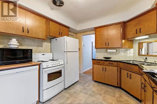 233 Thompson Boulevard, Windsor, ON - Indoor Photo Showing Kitchen With Double Sink