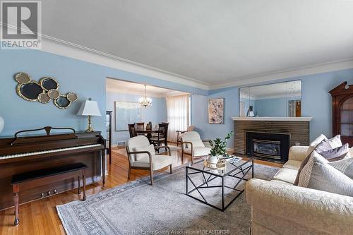 233 Thompson Boulevard, Windsor, ON - Indoor Photo Showing Living Room With Fireplace