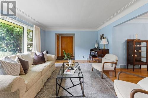 233 Thompson Boulevard, Windsor, ON - Indoor Photo Showing Living Room