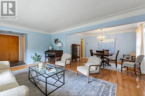 233 Thompson Boulevard, Windsor, ON - Indoor Photo Showing Living Room