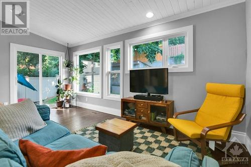 113 Rosemount Avenue, Ottawa, ON - Indoor Photo Showing Living Room