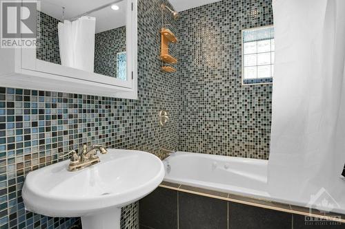 113 Rosemount Avenue, Ottawa, ON - Indoor Photo Showing Bathroom