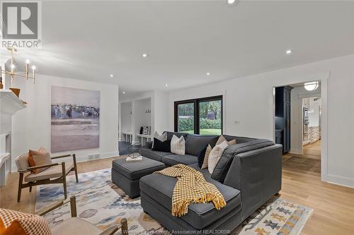 1300 Tanglewood, Lasalle, ON - Indoor Photo Showing Living Room