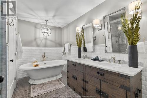 1300 Tanglewood, Lasalle, ON - Indoor Photo Showing Bathroom