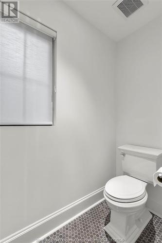 1300 Tanglewood, Lasalle, ON - Indoor Photo Showing Bathroom