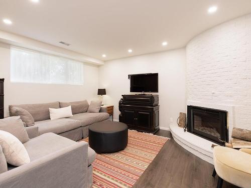 Salle familiale - 126 Franklin Road, Beaconsfield, QC - Indoor Photo Showing Living Room With Fireplace