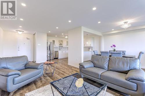 608 - 8111 Yonge Street, Markham, ON - Indoor Photo Showing Living Room