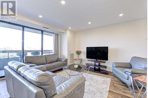 608 - 8111 Yonge Street, Markham, ON - Indoor Photo Showing Living Room